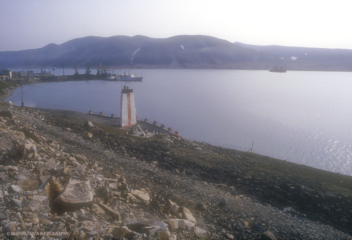 166 SIBERIA.jpg - Luglio/Agosto 1992. Siberia, terra dei Chukchi. Nell'oceano artico  125 Km a nord-est della penisola dei Chukchi (Siberia) c'Ã¨ l'isola di Wrangel, essa ospita piÃ¹ del doppio di specie vegetali (417) di qualsiasi territorio artico a paritÃ  di superficie nonchÃ¨ 30 specie diverse di uccelli oltre ad orsi polari, foche e trichechi ; per questo motivo   Ã¨ stata proclamata patrimonio dell'umanitÃ  dall'UNESCO. Nella foto ritorno a Providejia da dove si ritorna in Italia con 5 giorni di viaggio.